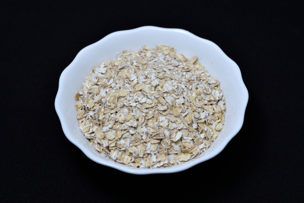 Crushed barley supports diabetes management by slowing carbohydrate absorption and maintaining stable blood sugar levels.
