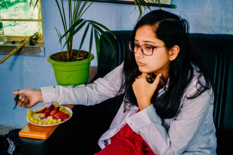 An unhappy woman with a healthy diet, symbolizing the impact of diet on mental health.